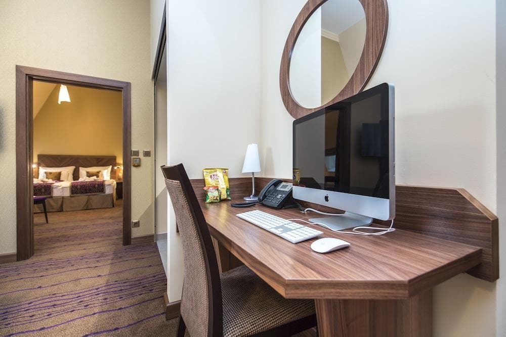 Merchant'S Crown Hotel