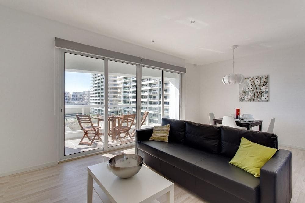 Modern Sea-View Apartment in a Prime Location