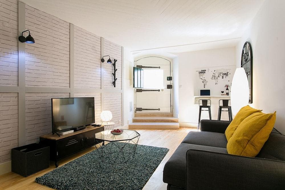 Altido Modern Apt for 5 W/ Workspace&Private Entrance, Moments From Lisbon Cathedral