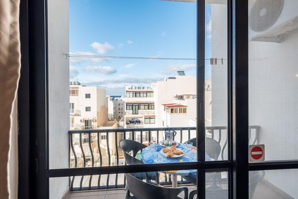 Summer Breeze Superior Apartment with Terrace by Getaways Malta