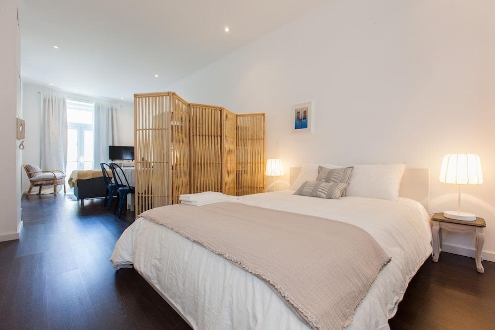 Typical Light Filled Graca Apartment, by Timecooler