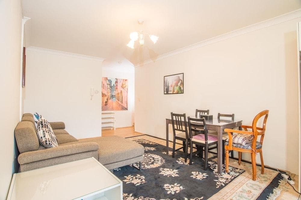 Spacious & Cozy Apartment in Heart of Redfern