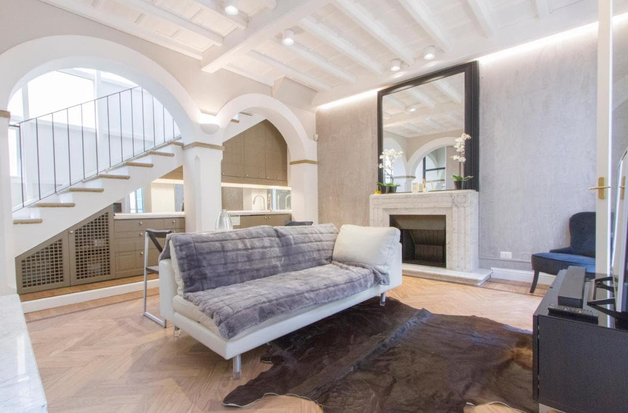 Elegante E Completamente Arredato Apt in Duomo