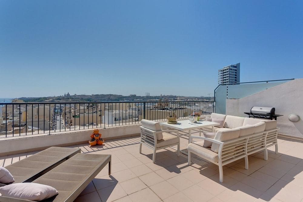 Superlative Penthouse with Spacious Terrace