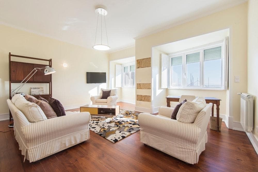 Spacious Graca River View Apartment