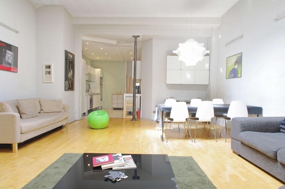 The London Agent the Strand