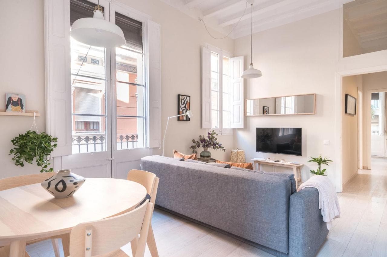 Light, Cozy Terrace And Local Life in Gracia