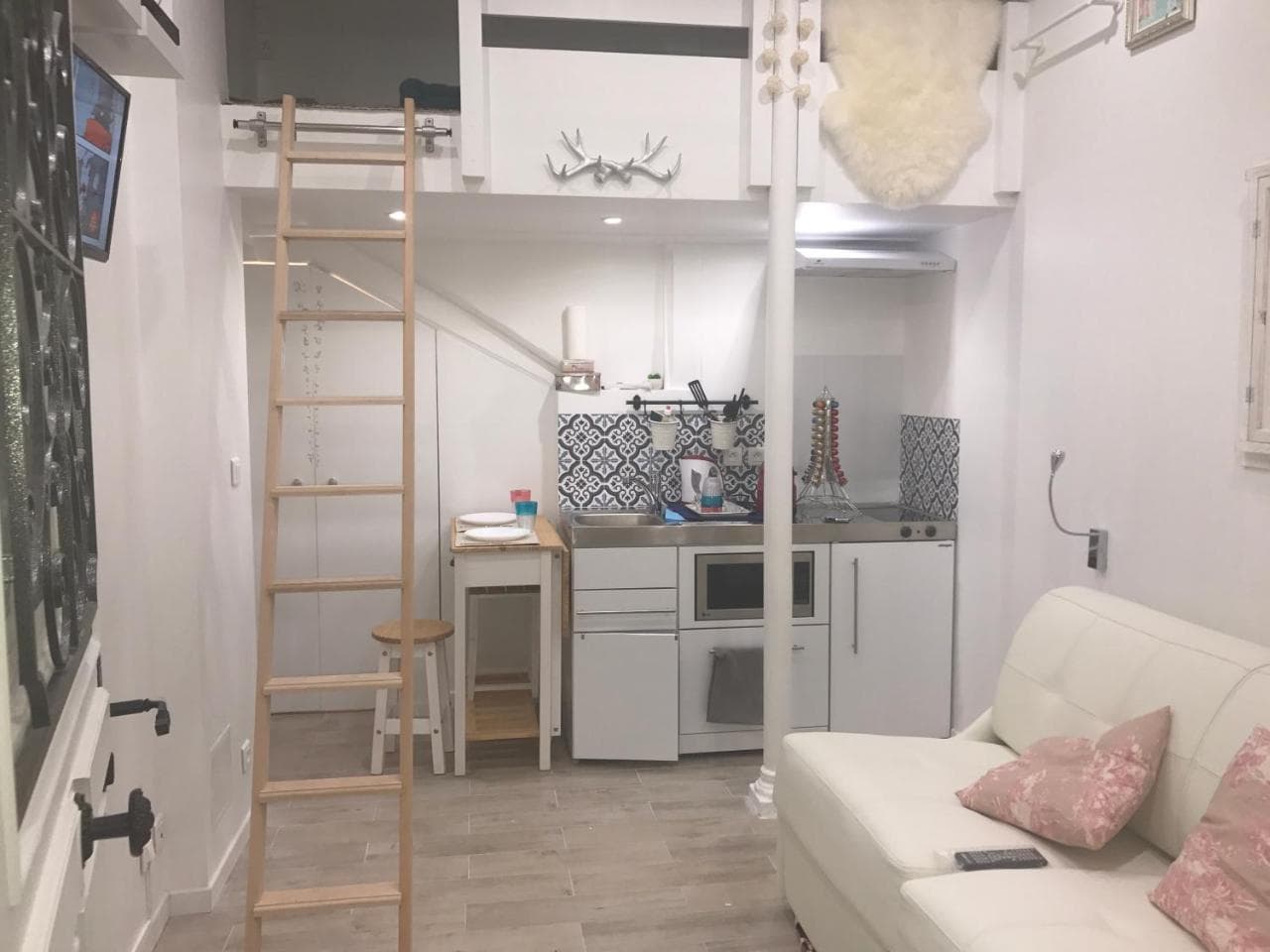 Superb Tiny House in Heart of Paris 1st!