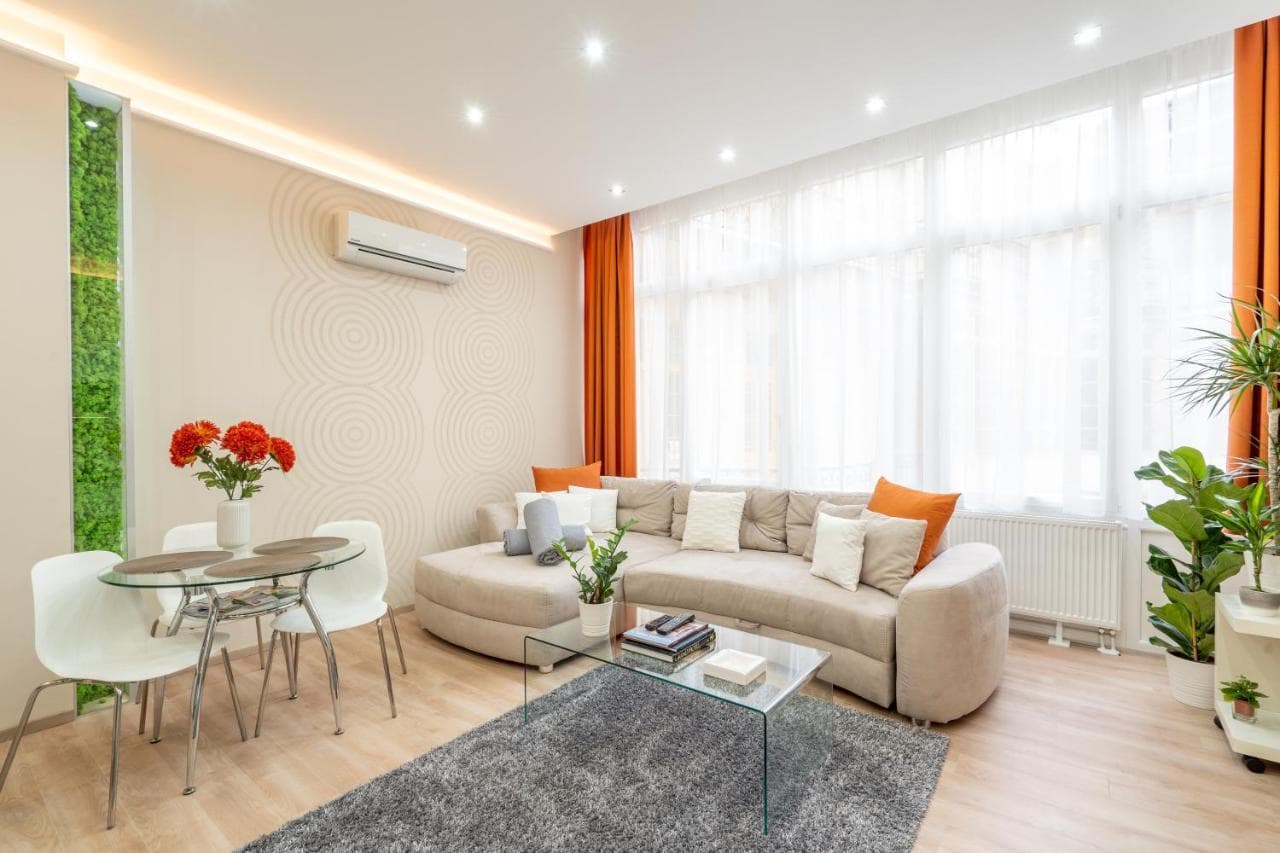 Modern, Quiet & Cozy Apartment in the Middle of Downtown Near Danube at Fashion Street