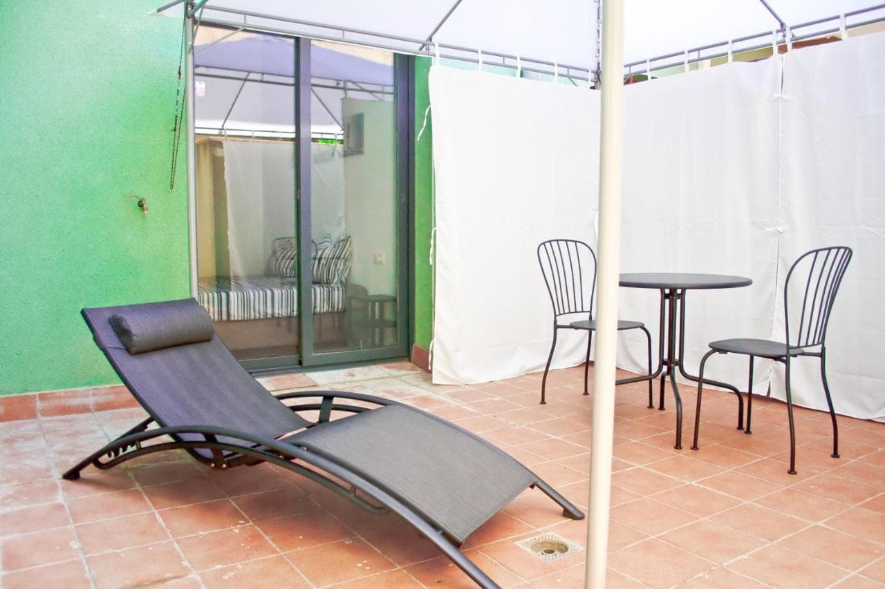 Urban Manesa City Center Apartment with Private Patio