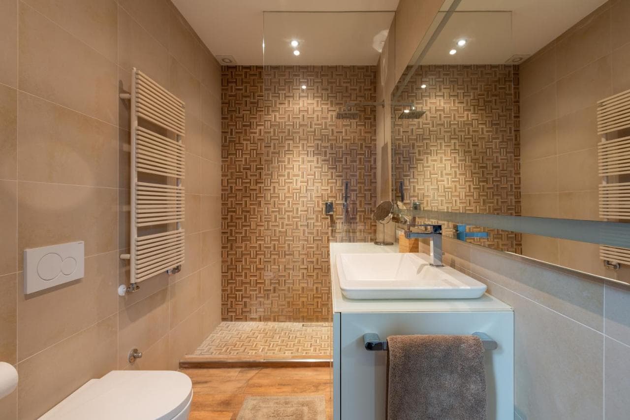 Tricolore Modern And Cozy Apartment