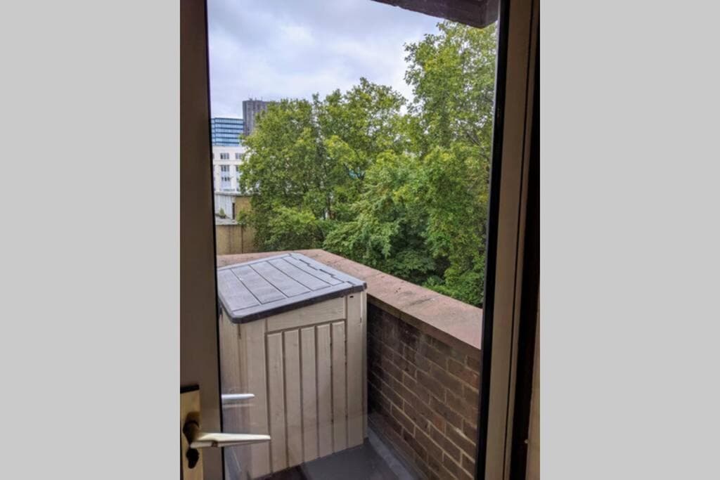 Studio with Parking in the Centre of London!