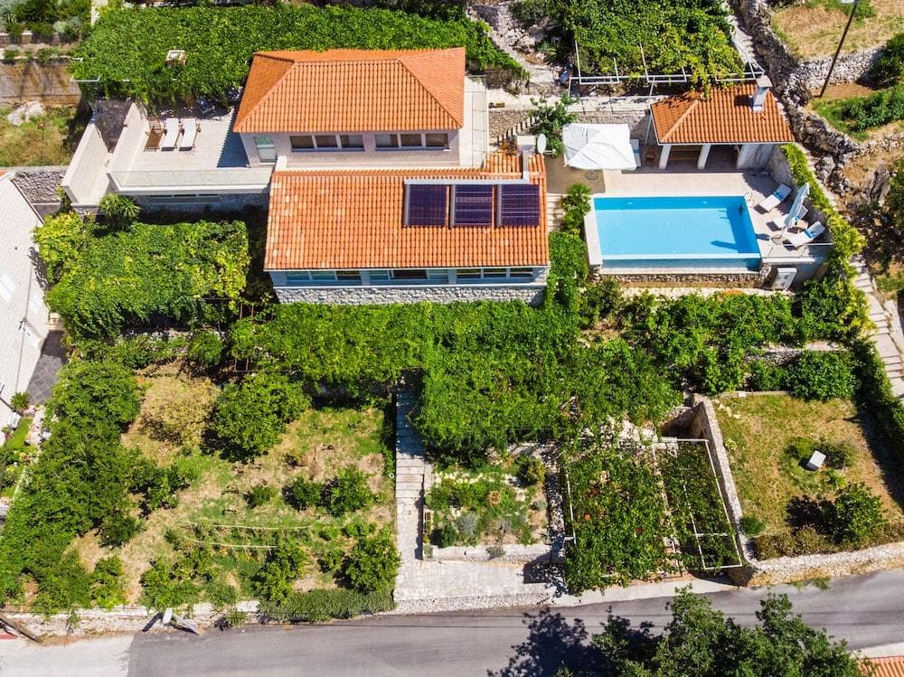 Villa Art Gallery - Six Bedroom Villa with Terrace And Swimming Pool