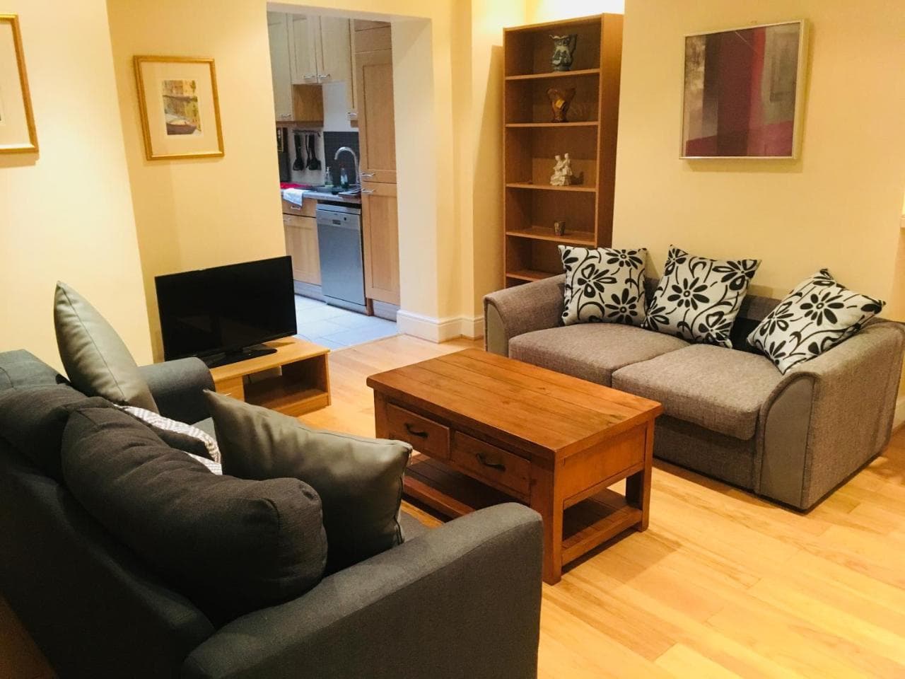 Large 2 Bedroom 2 Bathroom Apartment in Westminster