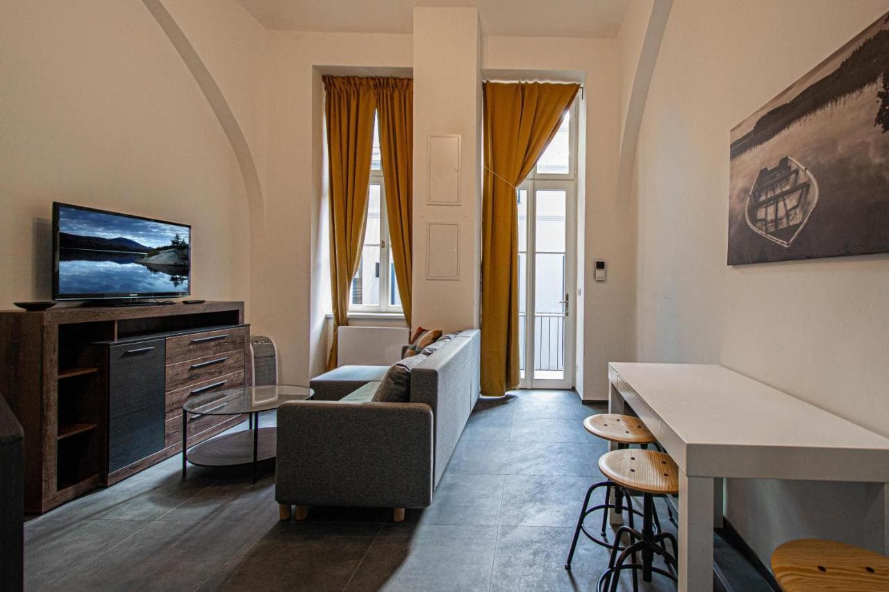 Main Train Station Apartment Close To the the Main Square!