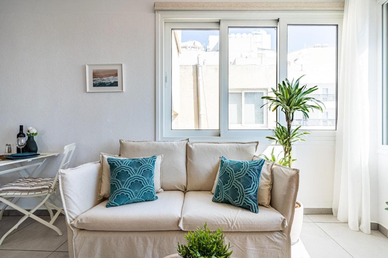 Whispering Palms 1-Br Apt by Finikoudes Beach