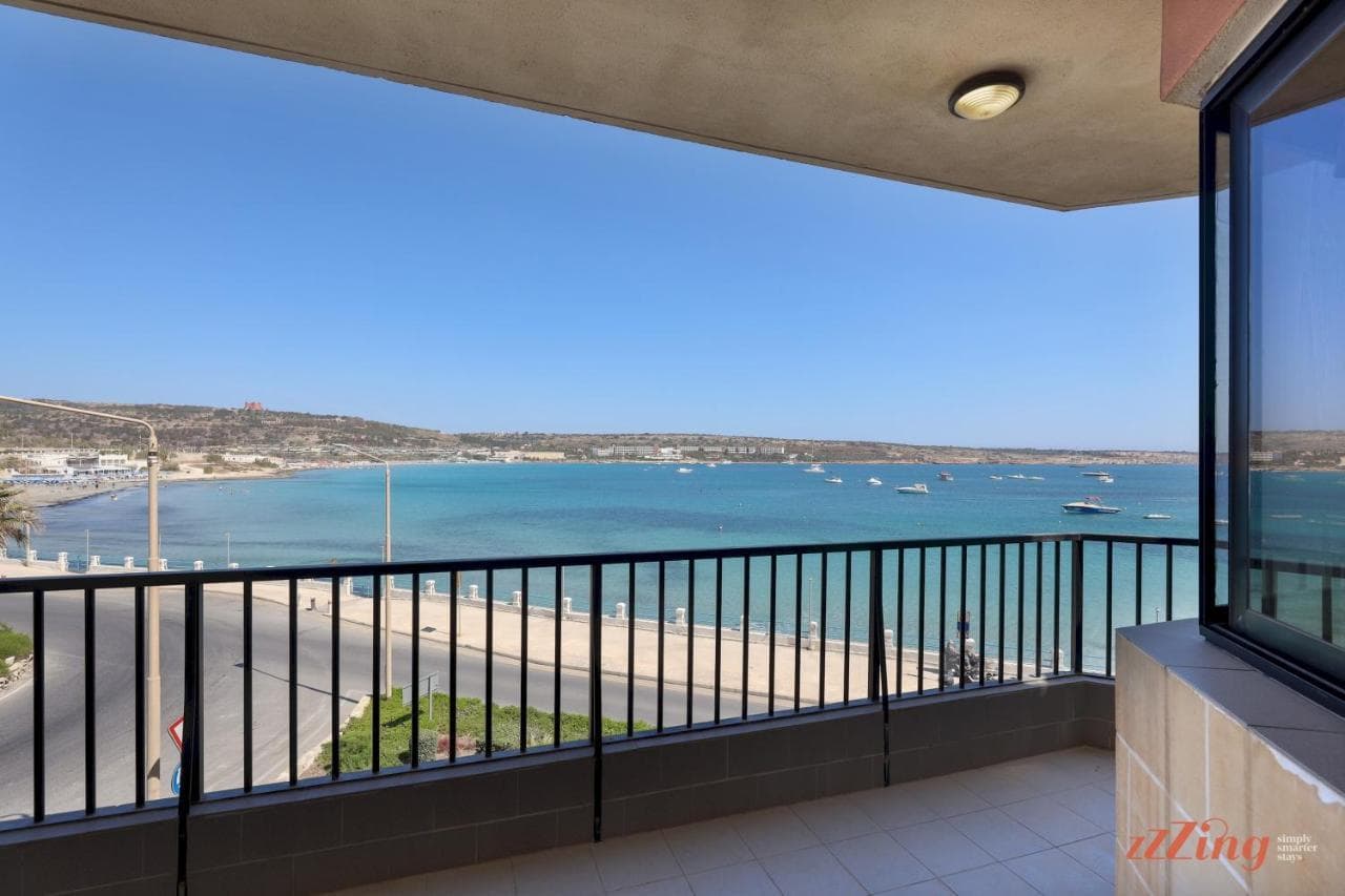 Seafront 2 Bedroom Apartment Overlooking Bay