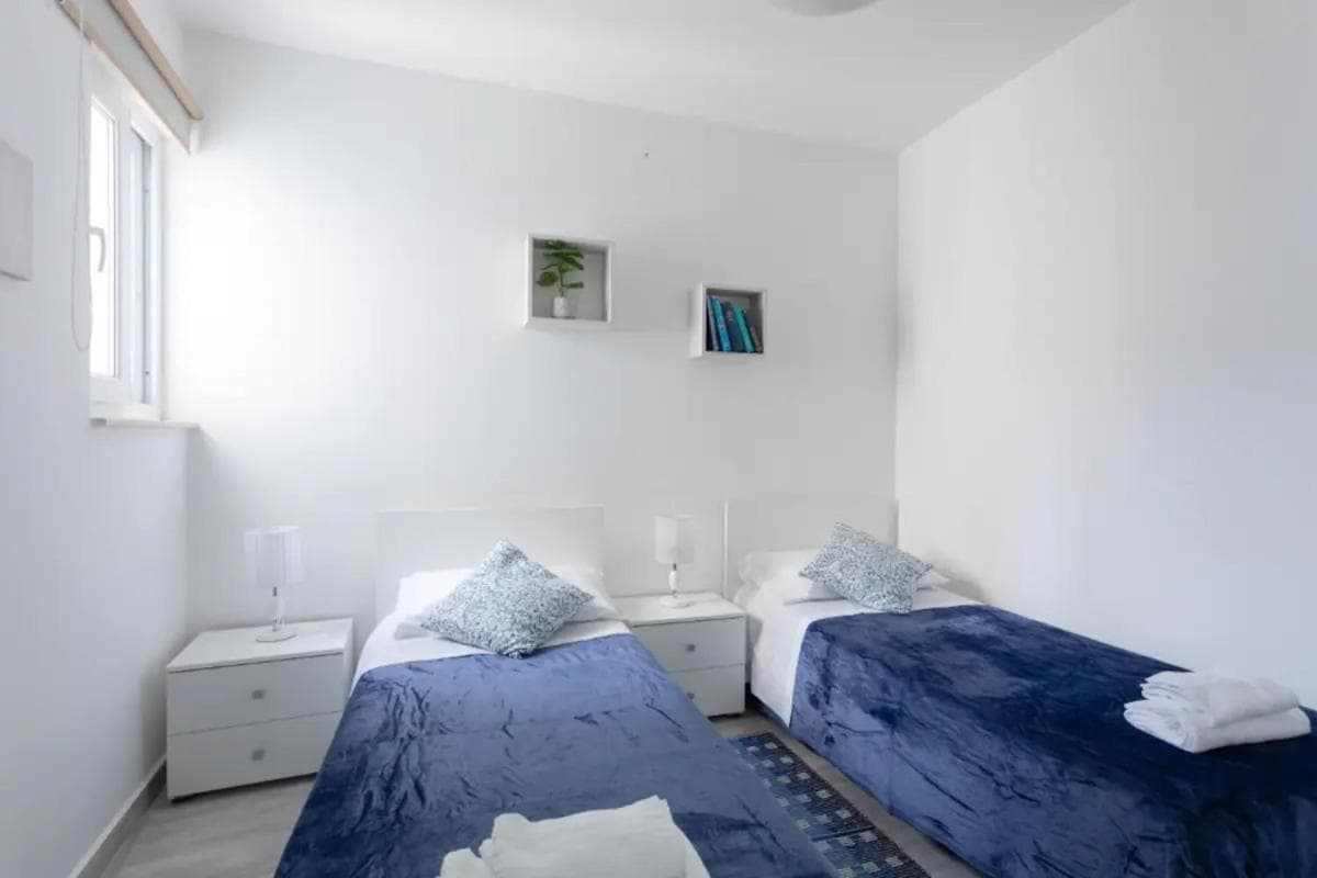 F6 Room 2, Private Room Two Single Beds Shared Bathroom in Shared Flat