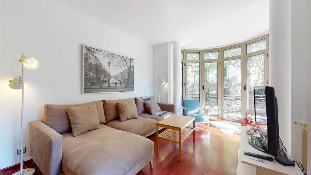 Modern And Bright Three-Bedroom in Eixample (Adults Only)