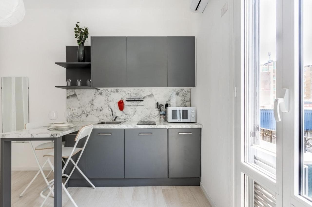 Bright Apt 600mt From Viale Zara!