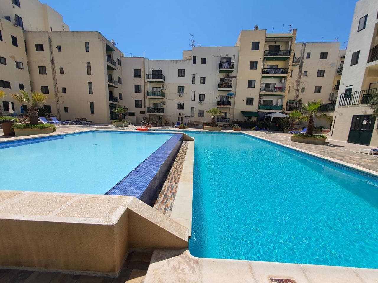Pretty 2 Bedroom Apartment with Shared Pool