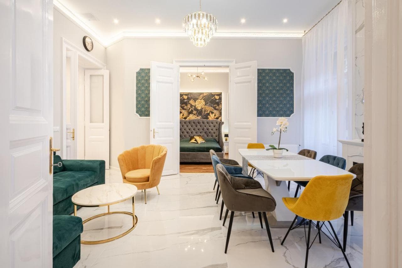 Premium Art Deco Apartment at Broadway // 4bdr & 3br