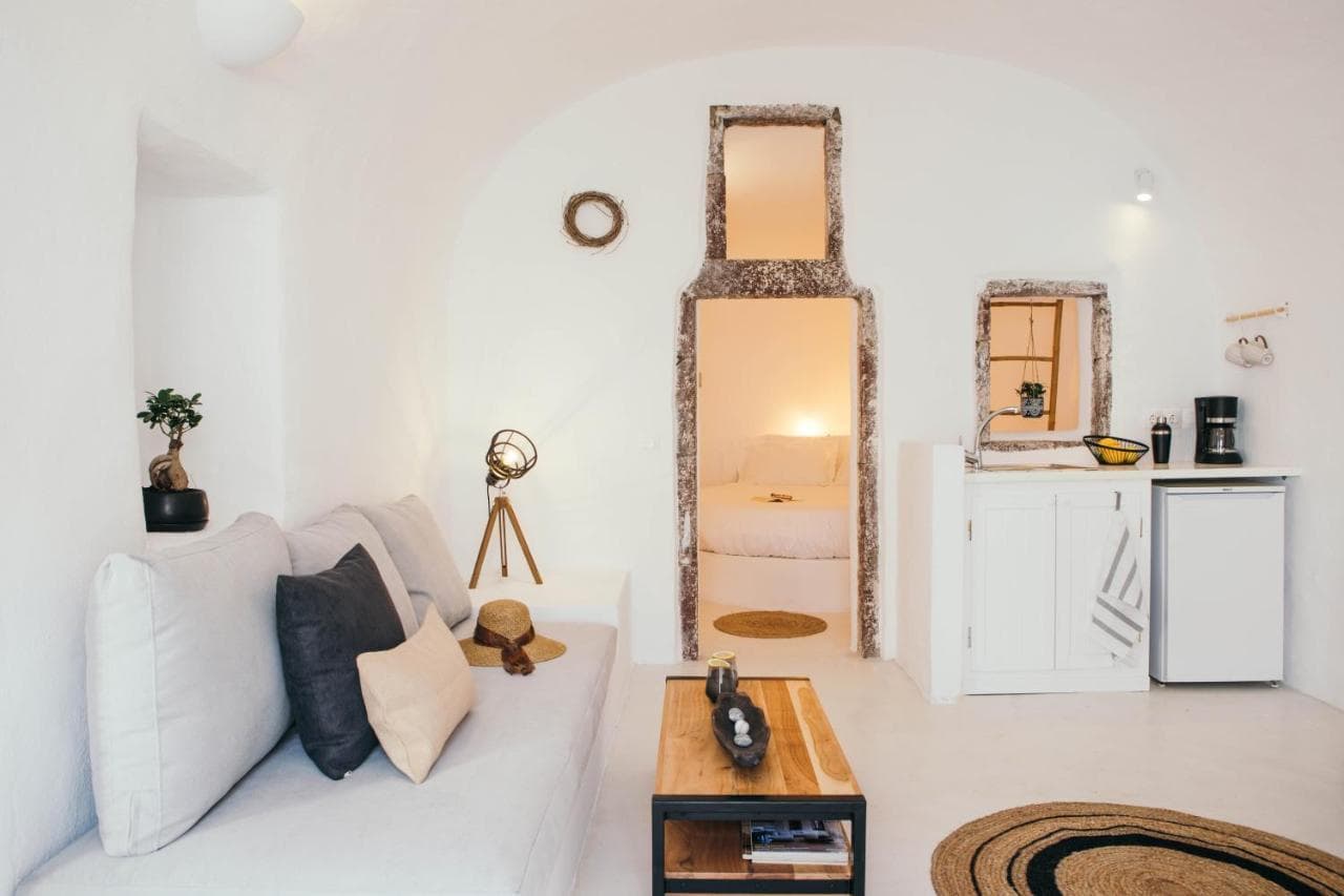 Nykteri by a Terre Cave Villas