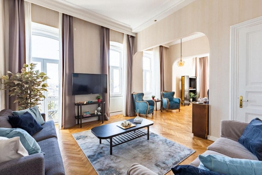 Missafir Historical Flat with Sea View in Beyoglu