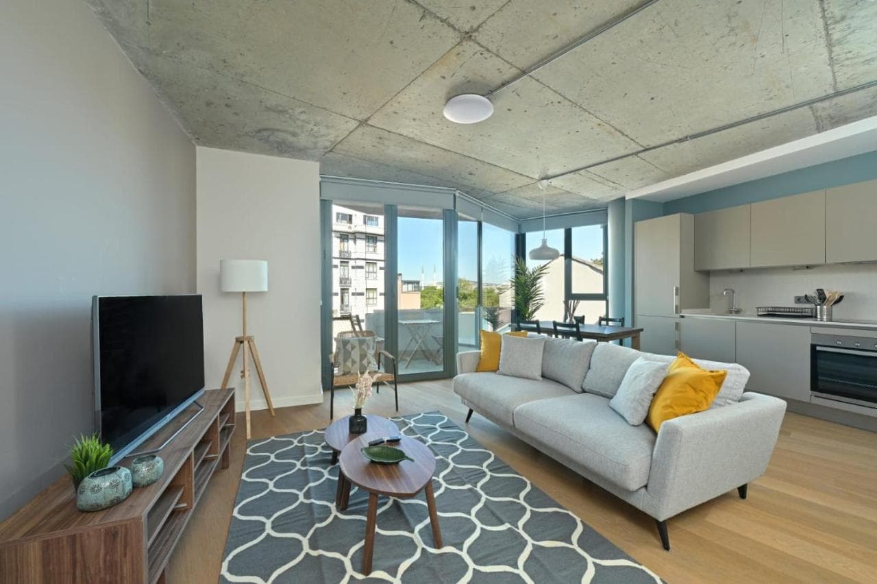 Bright Modern 1bd Cool New Scenic Balcony! #185