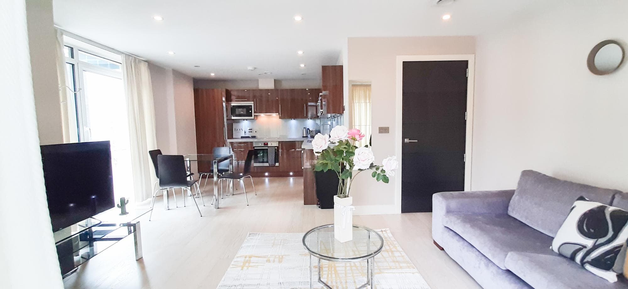 Luxurious Two Bed Two Bath with Balcony in Angel