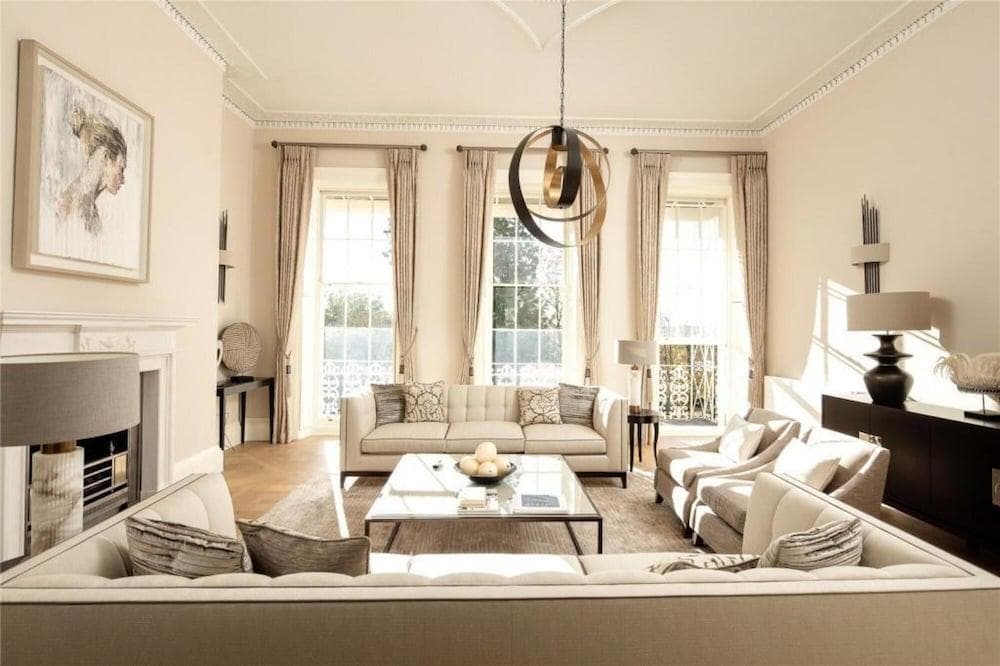 Belgravia Mews House with Pool