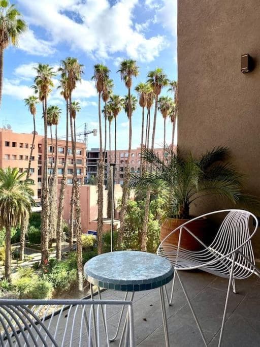 Rooftop Pool, Bright & Cozy Apartment in City Center