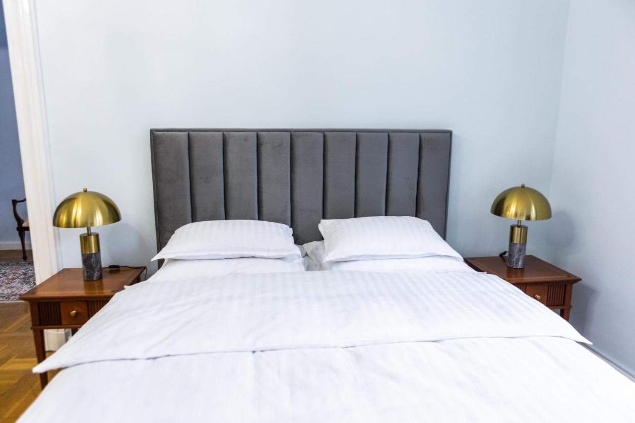 Luxury Downtown 3 Bedroom Apartment by Synagoge with Beautiful View