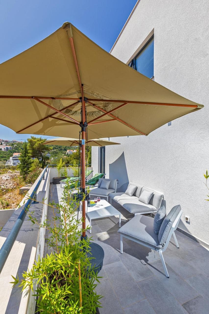 Blacksmith Apartments by Duhomes