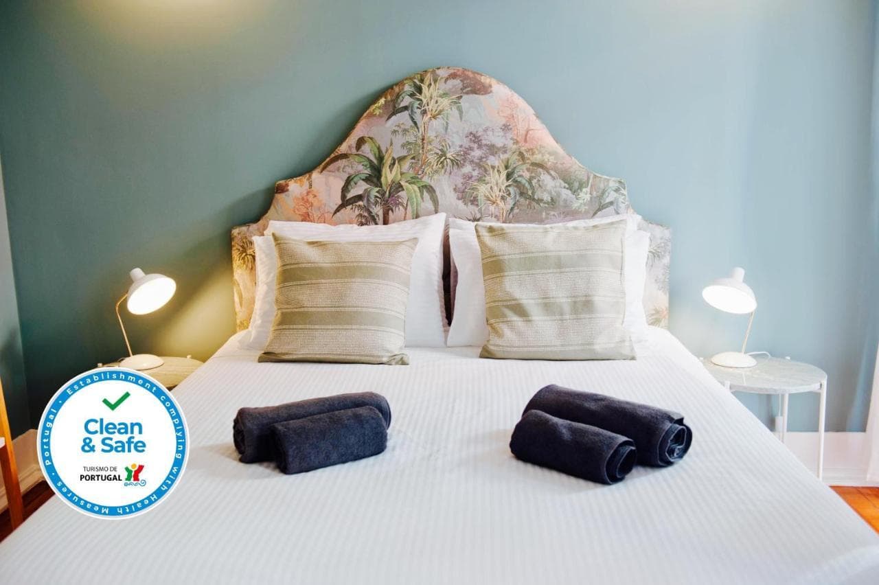 Her Majesty at Liberdade Avenue Cr1e