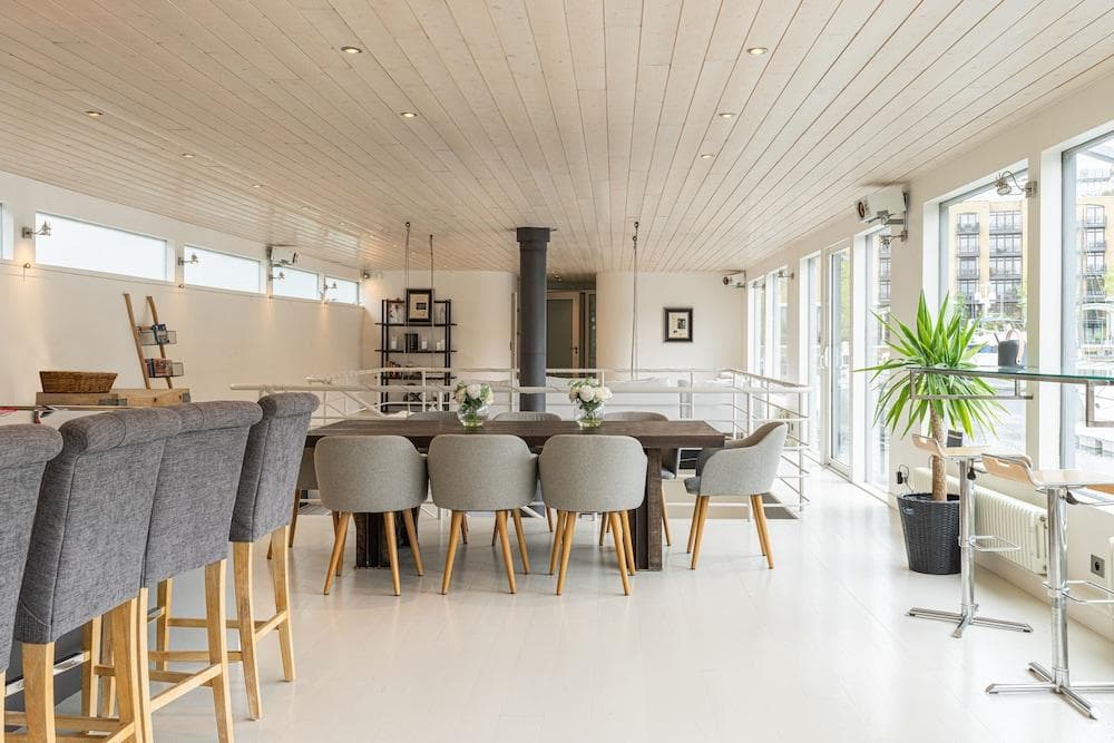 Joivy Stunning 5-Bed Boathouse on the River Thames