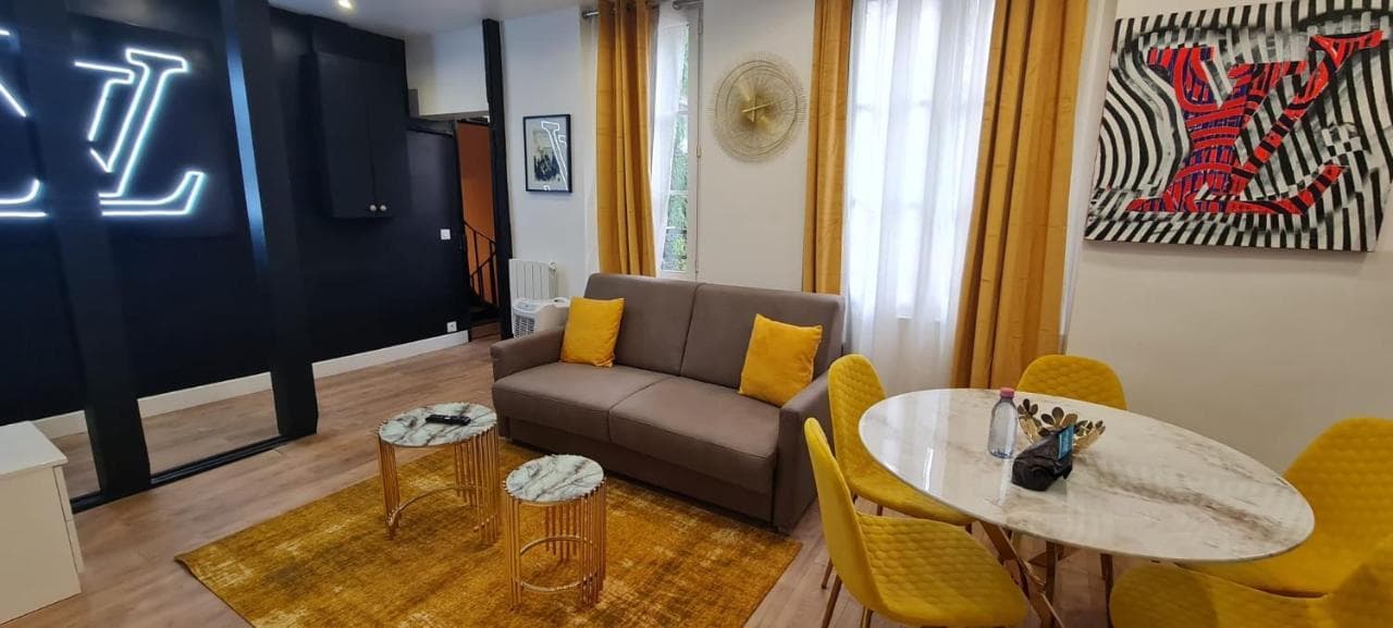 158 - Urban Louis Vuitton Flat in Montorgueil