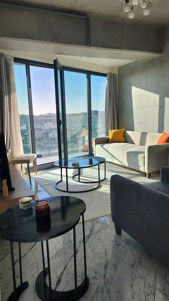 Modern 2bed Condo in Luxurious Building