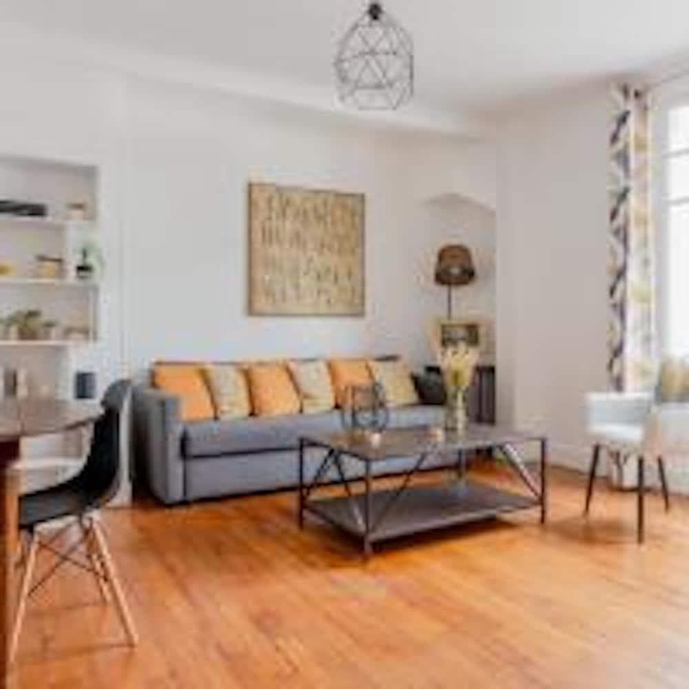 Eiffel Tower Saint Residence