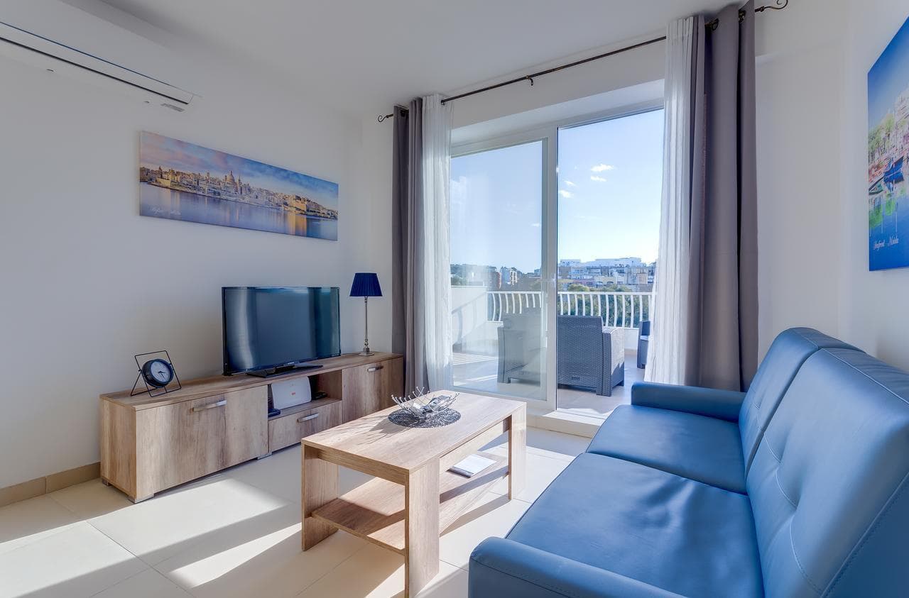 Centric And Modern Penthouse Close To Amenities