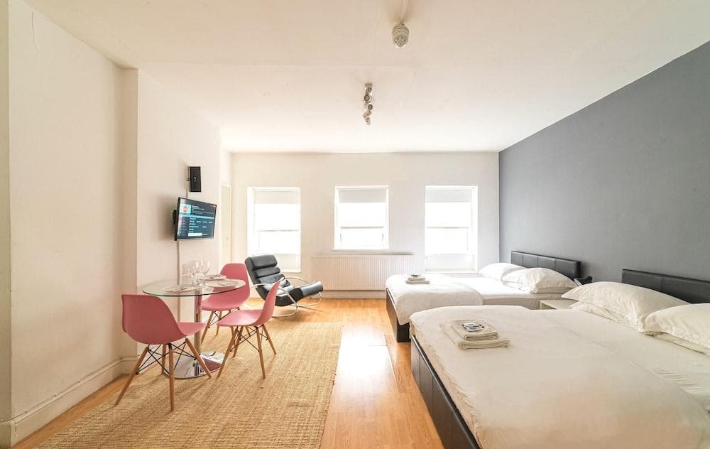 Spacious Studio Apartment Soho Square