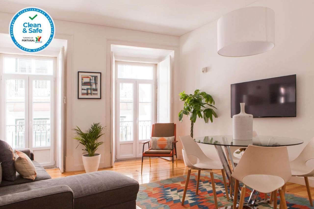 Cozy 1st Floor Flat Central Chiado District with Balconies And AC 19th Century Building
