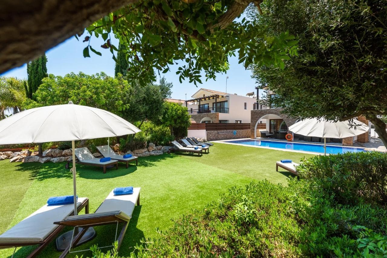 Sea Front Oceanus H3 by Ezoria Villas