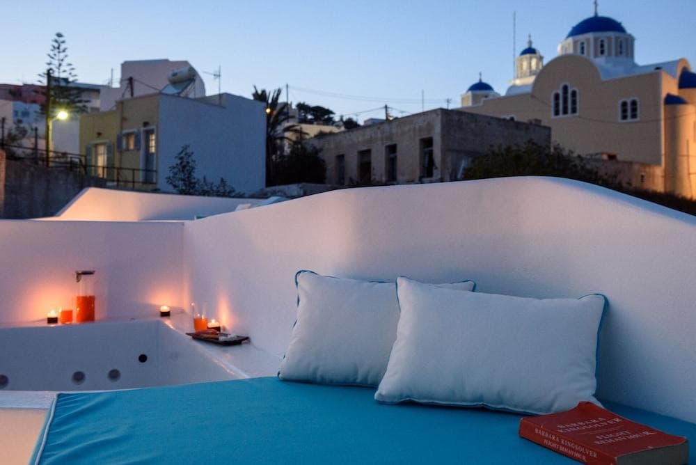 The Luna Cavern 2 with Hot Tub White