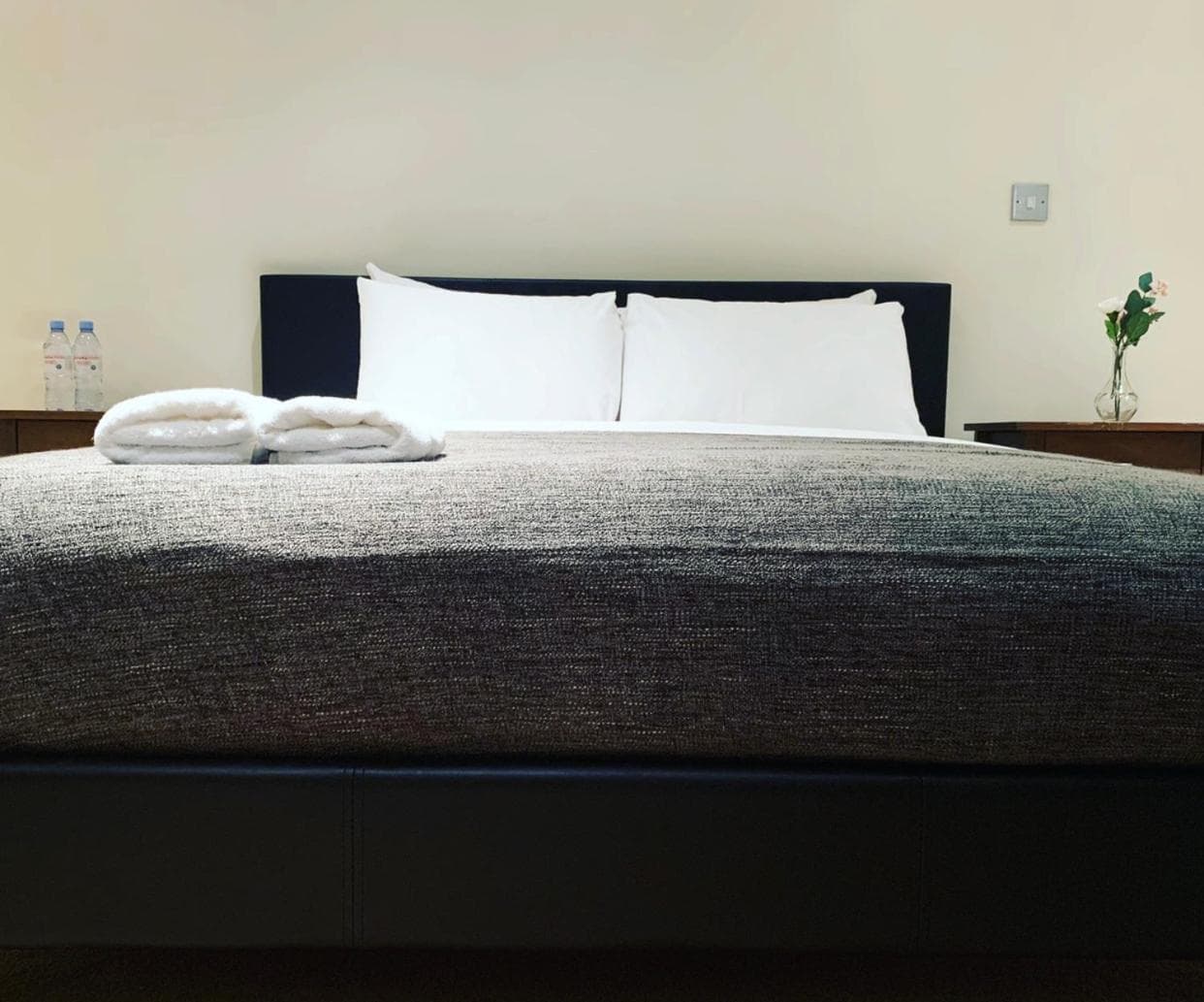 Deluxe Three Bedroom Apartment by London Excel Stays