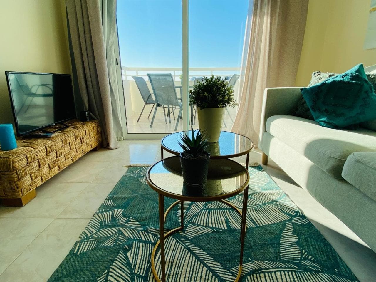 Sunny 2-Br Apartment in Mackenzie