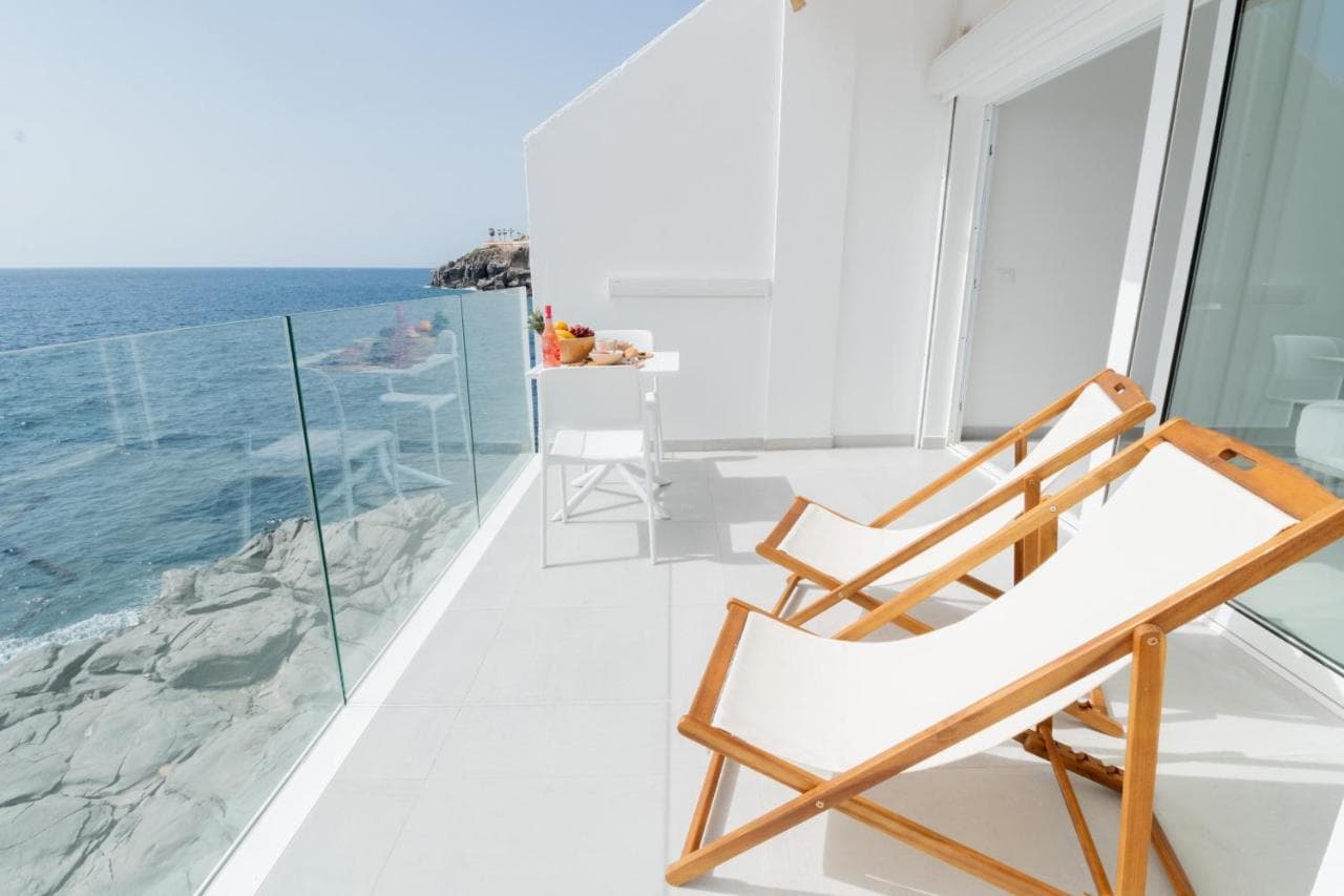 The Unique on the Sea