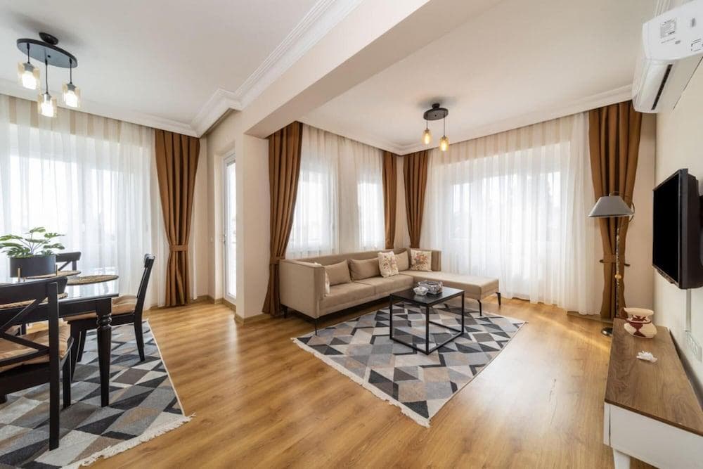 Spacious Apartment Near Lara Beach in Muratpasa