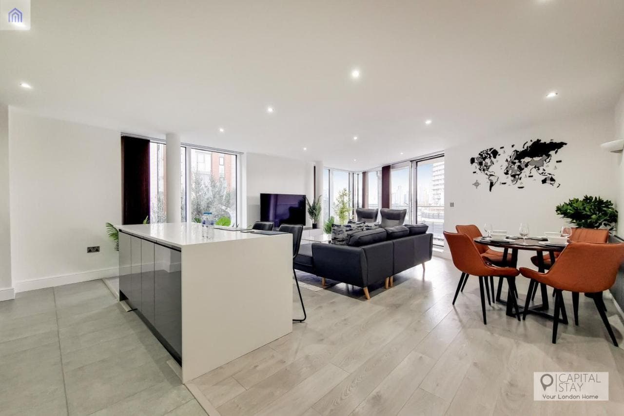 Stylish Three Bedroom Apartment by London Excel