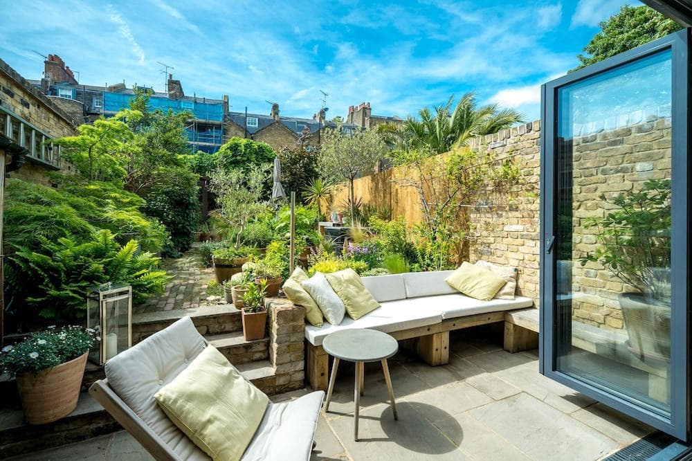 Joivy Contemporary 2-Bed House W/ Private Garden